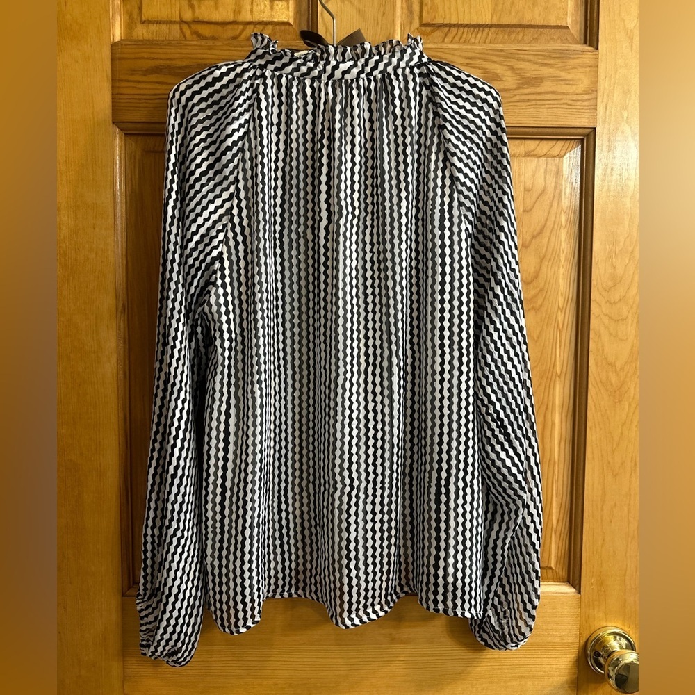 Chic Black and White Women's Blouse - Picture 2 of 3